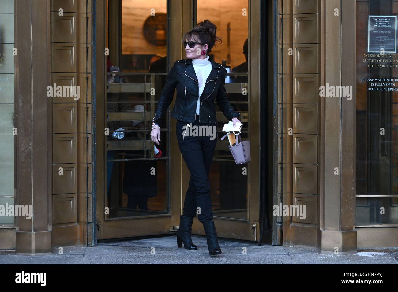 New York, USA. 14th. Februar 2022. Ehemaliger Gouverneur Von Alaska Sarah Palin wird beim US-Bezirksgericht in New York, NY, am 14. Februar 2022, gesehen. Der US-Bezirksrichter Jed Rakoff entschied, dass er eine Verleumdungsklage, die Palin gegen die New York Times eingereicht hatte, abweisen werde, während die Jury noch darüber nachsprach; Palin behauptet, dass die New York Times ihren Ruf durch einen redaktionellen Zusammenhang ihrer Wahlkampfrhetorik mit einem Massenschießen geschädigt habe. (Foto von Anthony Behar/Sipa USA) Quelle: SIPA USA/Alamy Live News Stockfoto