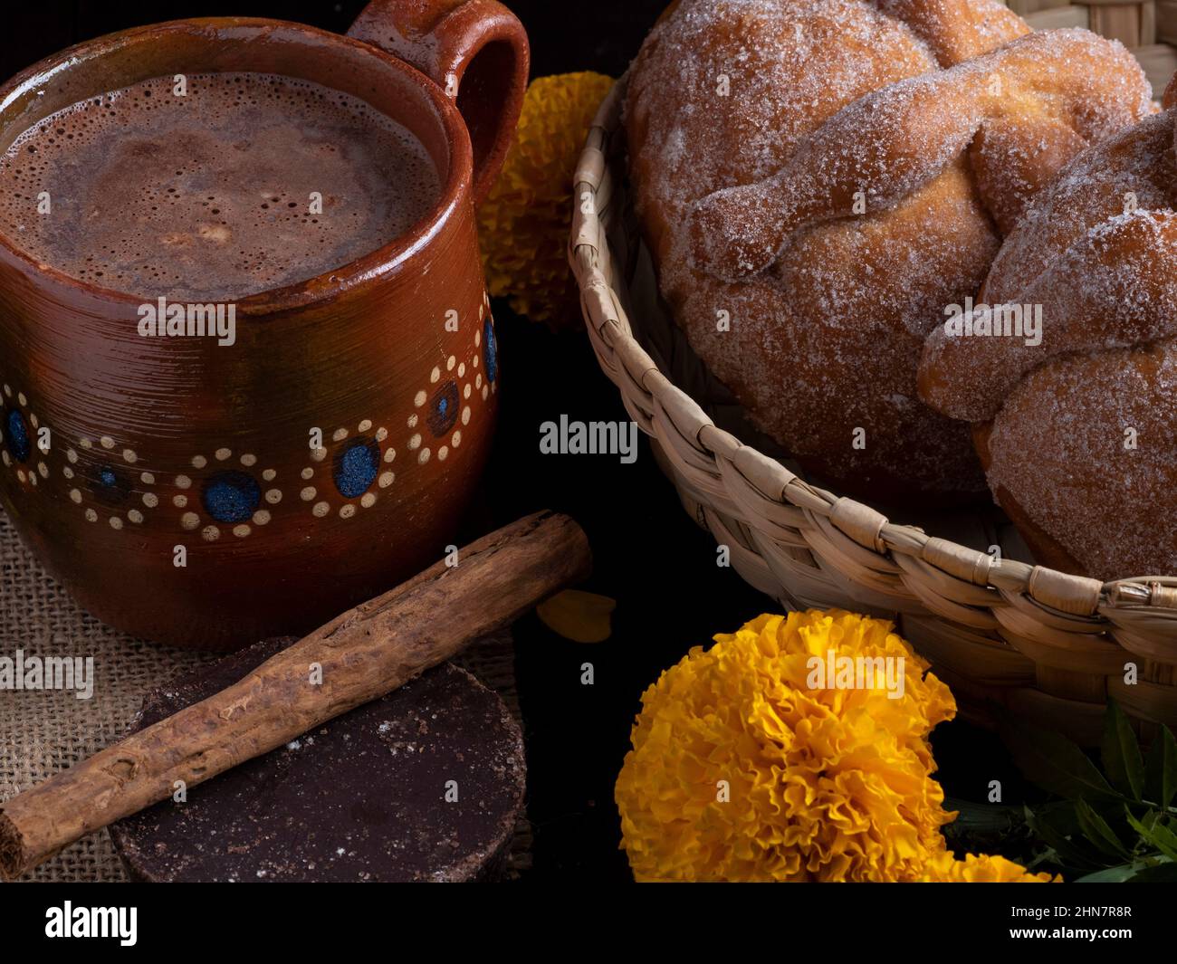 Totes Brot mit Schokolade, mexikanisches Essen, Traditionen und Bräuche. Stockfoto