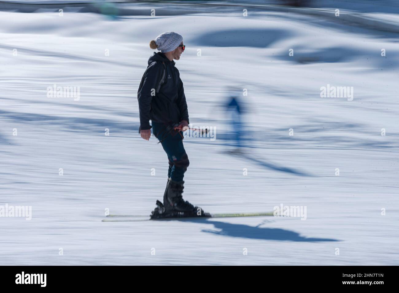 Baramulla, Indien. 12th. Februar 2022. Ein Skifahrer wird in Aktion gesehen, als er den Hang in Gulmarg hinunterfährt. Skifahren und Skaten in Jammu und Kaschmir sind die beliebtesten Aktivitäten im Winter unter den einheimischen und internationalen Touristen. Die Wintersportsaison beginnt direkt nach Weihnachten und dauert bis Ende März, je nach Schneebedingungen. In dieser Zeit verwandelt sich die Stadt in einen Karneval der Skifahrer aus Russland, Australien, Neuseeland, Europa und den USA. (Foto von Idrees Abbas/SOPA Images/Sipa USA) Quelle: SIPA USA/Alamy Live News Stockfoto