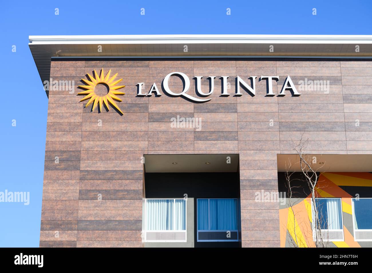 Burlington, WA, USA - 12. Februar 2022; Name und Logo von La Quinta auf der Seite des Hotels mit blauem Himmel Stockfoto