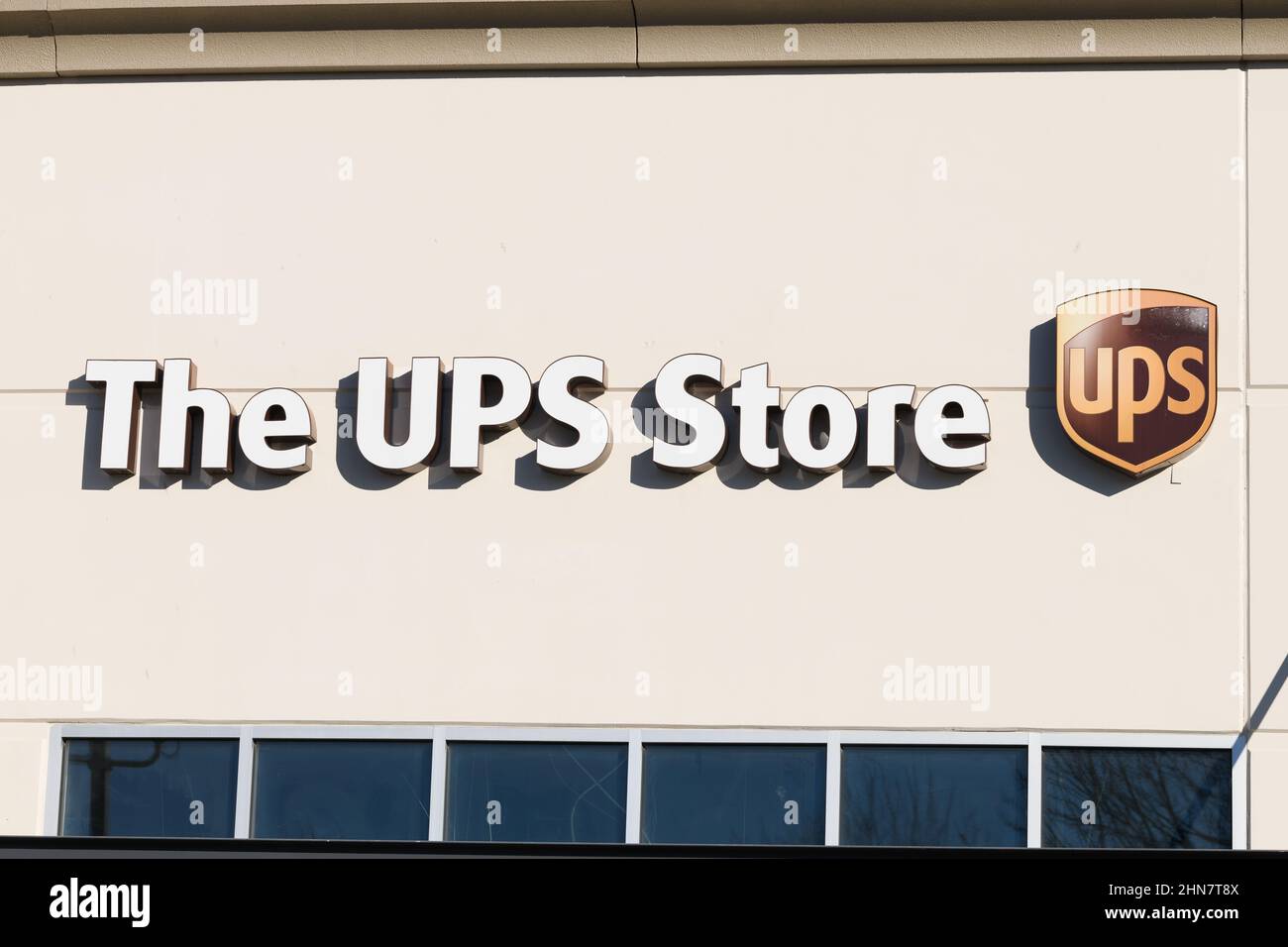 Burlington, WA, USA - 12. Februar 2022; Schild mit Logo für den UPS Store in Burlington, Washington Stockfoto