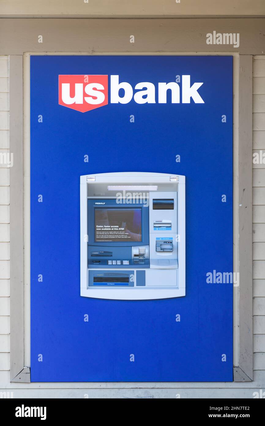 Mount Vernon, WA, USA - 12. Februar 2022; Geldautomat an einem US-Bankstandort in den USA mit Namen und Logo der Finanzinstitute Stockfoto