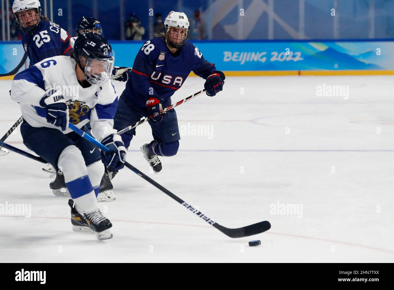 Peking, Hebei, China. 14th. Februar 2022. Die finnische Verteidigerin Jenni Hiirikoski (6) und das US-Team leiten Amanda Kessel (28) im Eishockey-Halbfinale der Olympischen Winterspiele 2022 in Peking im Wukesong Sports Center. (Bild: © David G. McIntyre/ZUMA Press Wire) Stockfoto