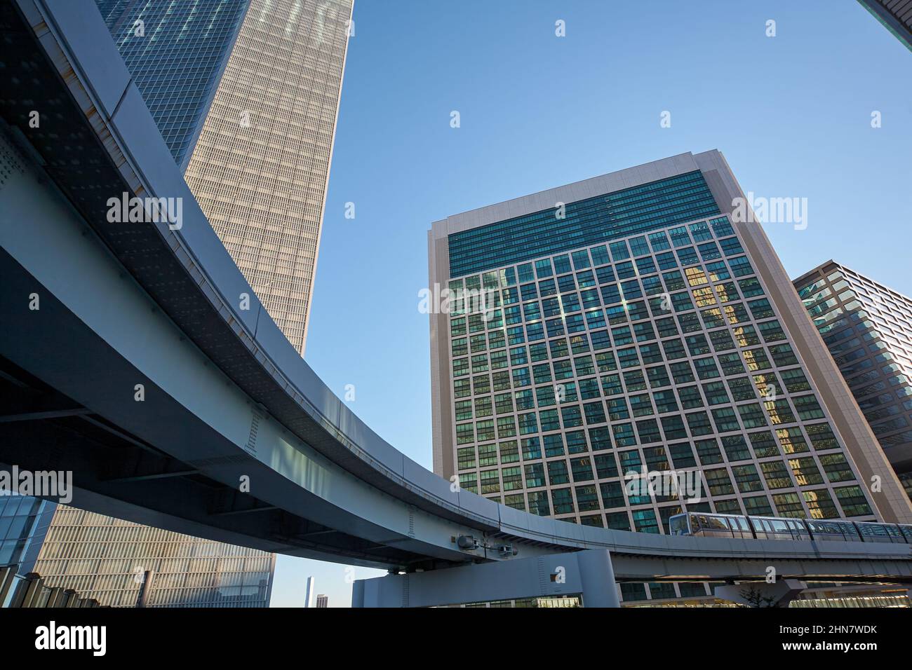 Pedi Shiodome Shopping Complex im Hintergrund der New Transit Yurikamome Hochbahnlinie im Shiodome Gebiet von Minato. Tokio. Japan Stockfoto