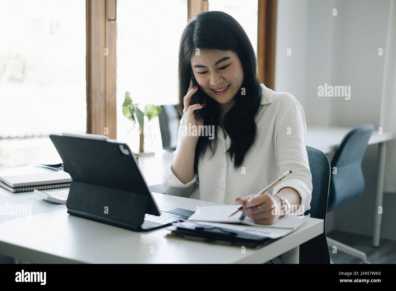 Asiatische Geschäftsfrau oder Buchhalter Hände halten Papierkram mit Rechner, Konto und Sparkonzept. Stockfoto