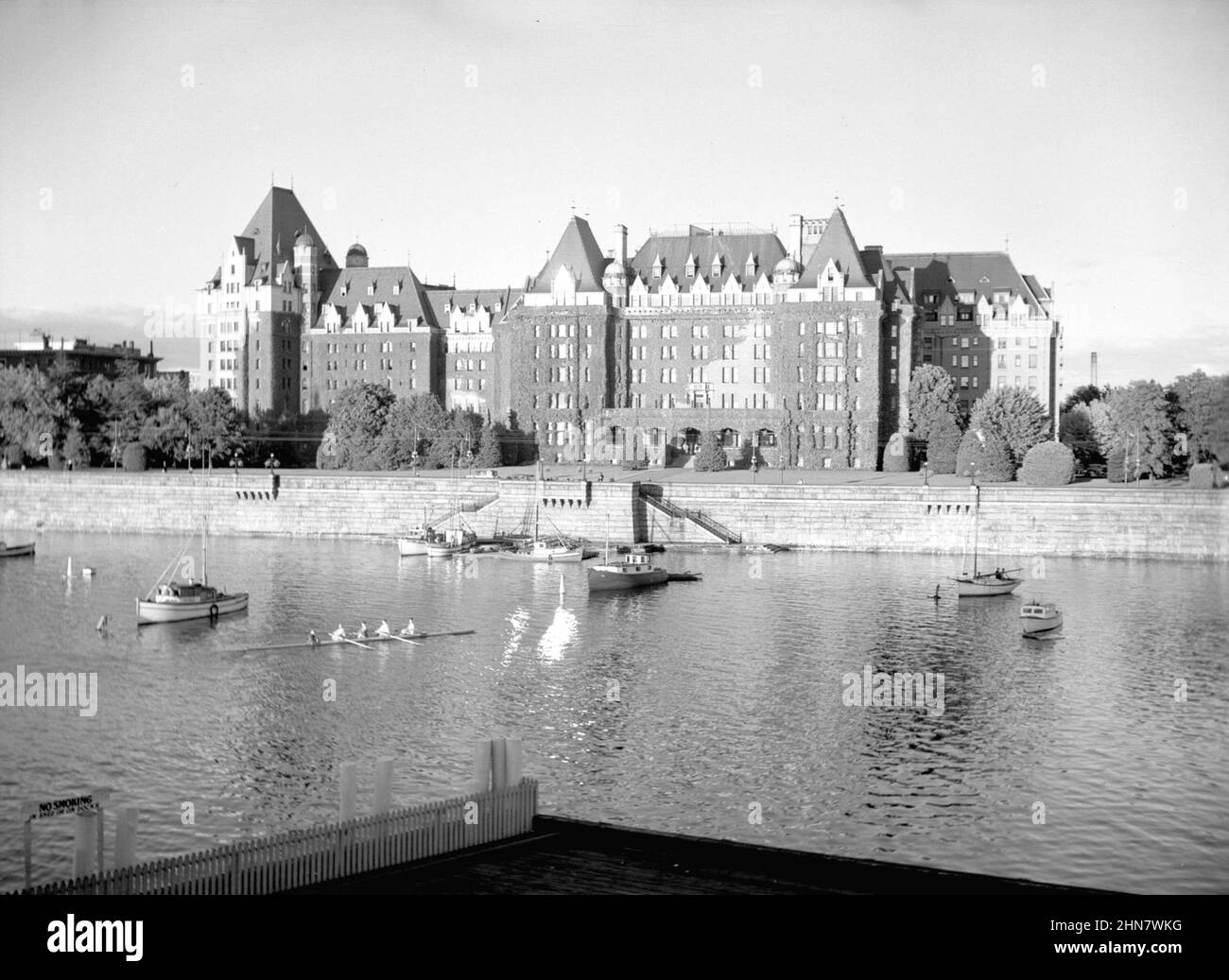 Vintage Schwarz-Weiß-Fotografie ca. 1940 des schlossähnlichen Empress Hotels und des Innenhafens Victoria, British Columbia, Kanada Stockfoto