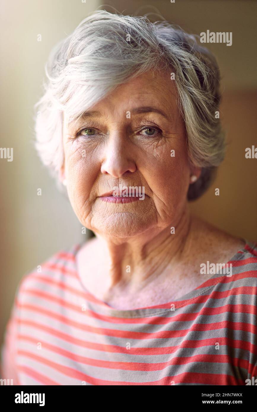 Alter ist eine Einstellung und keine Zahl. Aufnahme einer älteren Frau, die sich zu Hause entspannt. Stockfoto