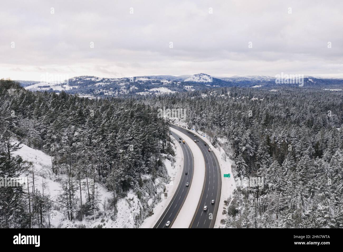 Blick von der Spitze der Autobahnen umgeben von Bäumen im Winter. Stockfoto