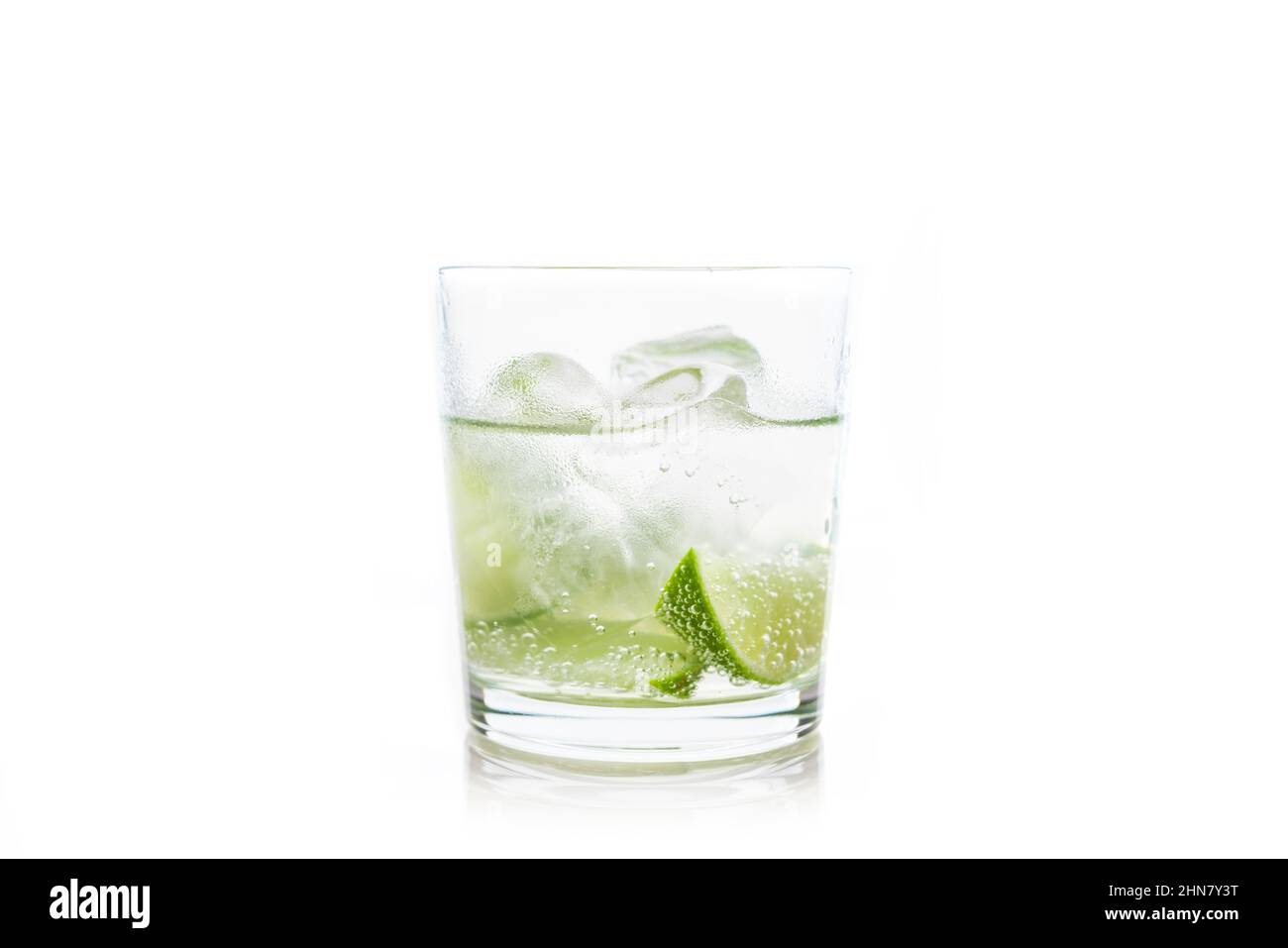 Cocktail Caipirinha auf Rum-Basis (Variante von cuba libre) auf weißem Hintergrund. Selektiver Fokus. Geringe Schärfentiefe. Stockfoto