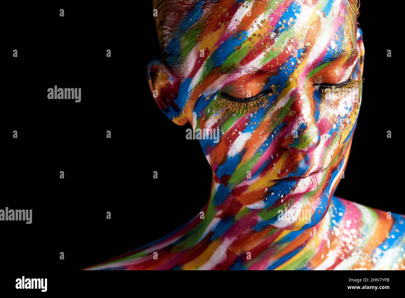 Ihr Gesicht ist eine Leinwand für Kreativität. Ausgeschnittene Aufnahme einer jungen Frau, die mit Farbe auf ihrem Gesicht posiert. Stockfoto