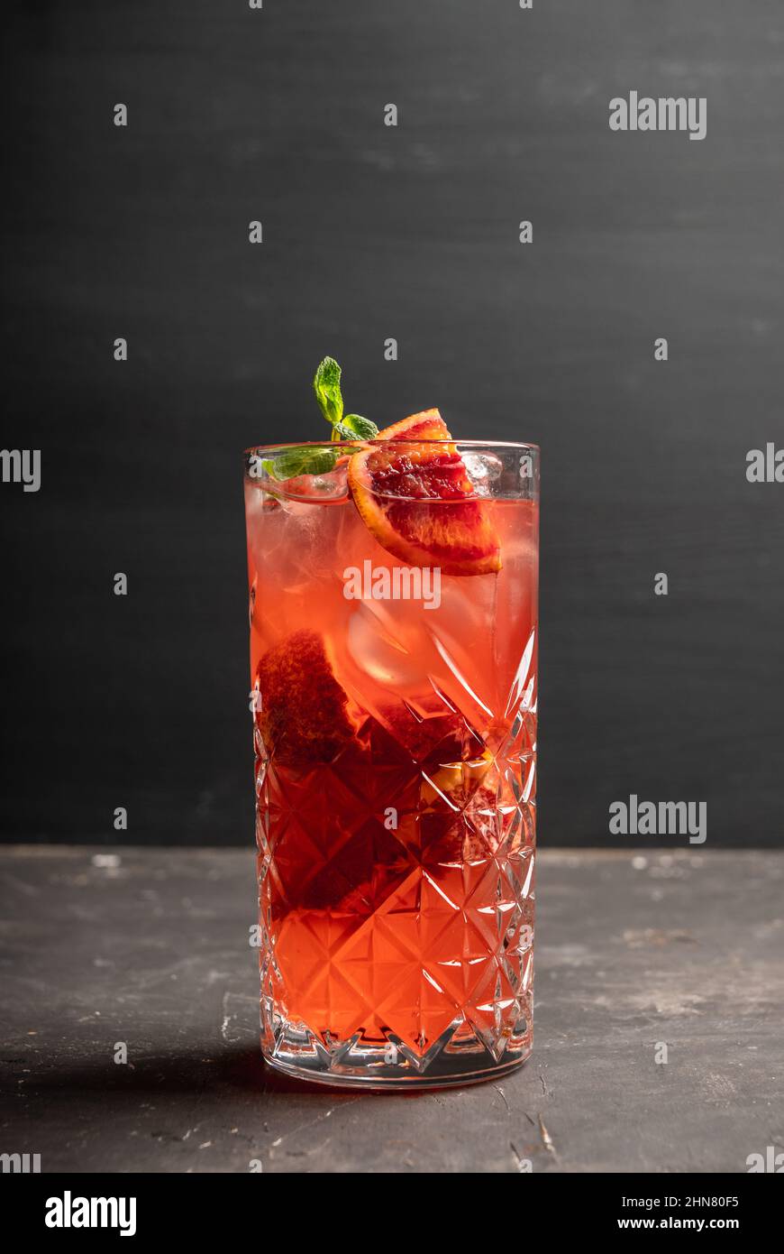 Roter Cocktail mit Blutorangen und Minze auf dem rustikalen Hintergrund. Selektiver Fokus. Geringe Schärfentiefe. Stockfoto