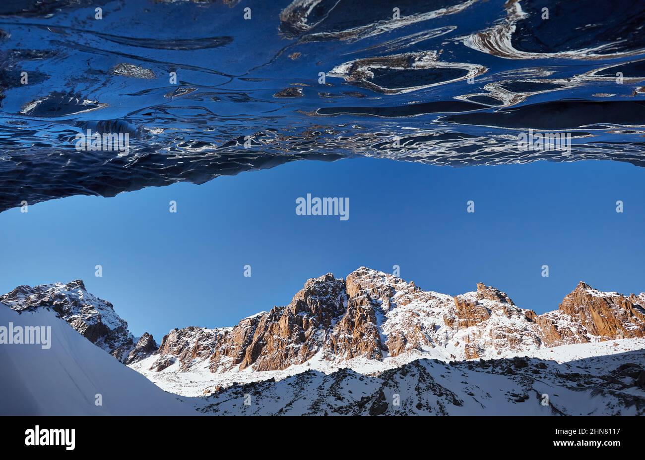 Schöne Landschaft des Blauen Eishöhlenbogens und schneebedeckte Berge in Almaty, Kasachstan Stockfoto