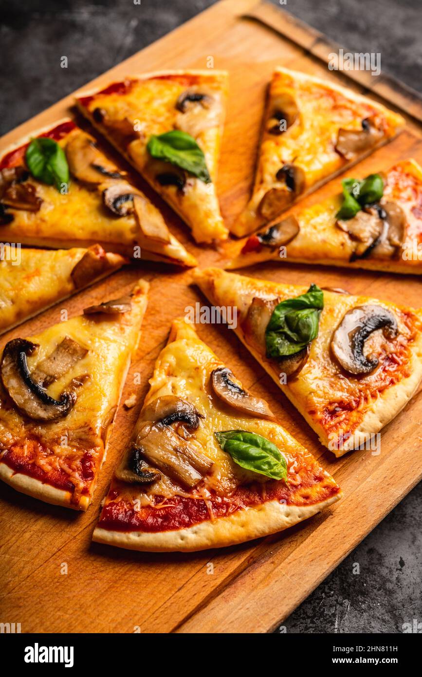 Frisch zubereitete Pizza mit Pilzen auf rustikalem Hintergrund. Selektiver Fokus. Geringe Schärfentiefe. Stockfoto