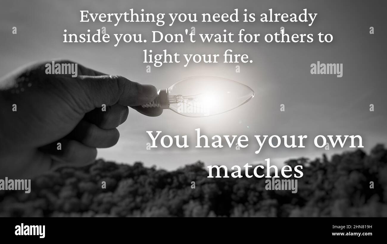 Motivierendes und inspirierendes Zitat über die Beleuchtung selbst mit verschwommenem Naturhintergrund. Motivationskonzept Stockfoto