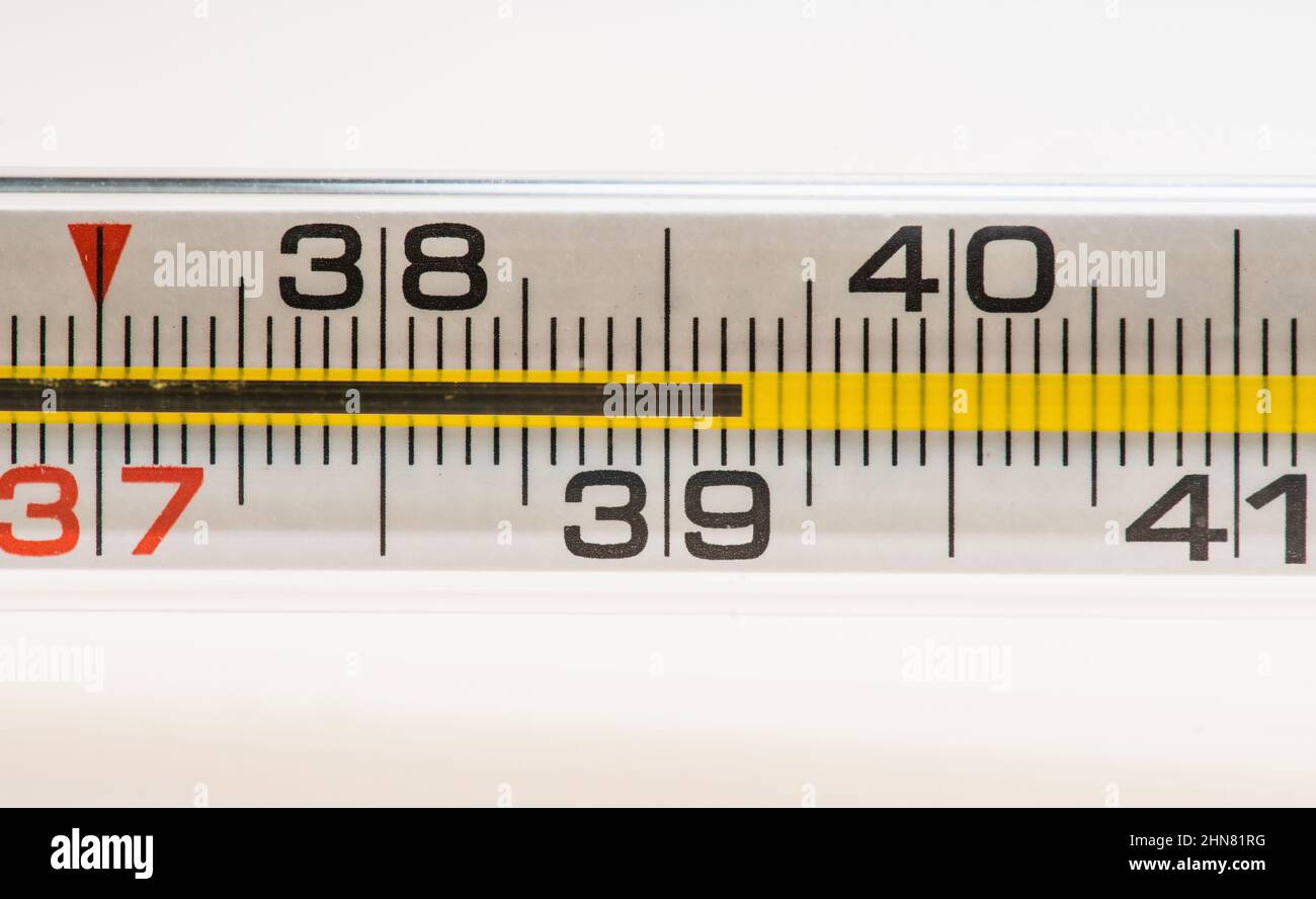 Quecksilberthermometer auf dem weißen Medizintisch. Selektiver Fokus. Geringe Schärfentiefe. Makroaufnahme. Stockfoto