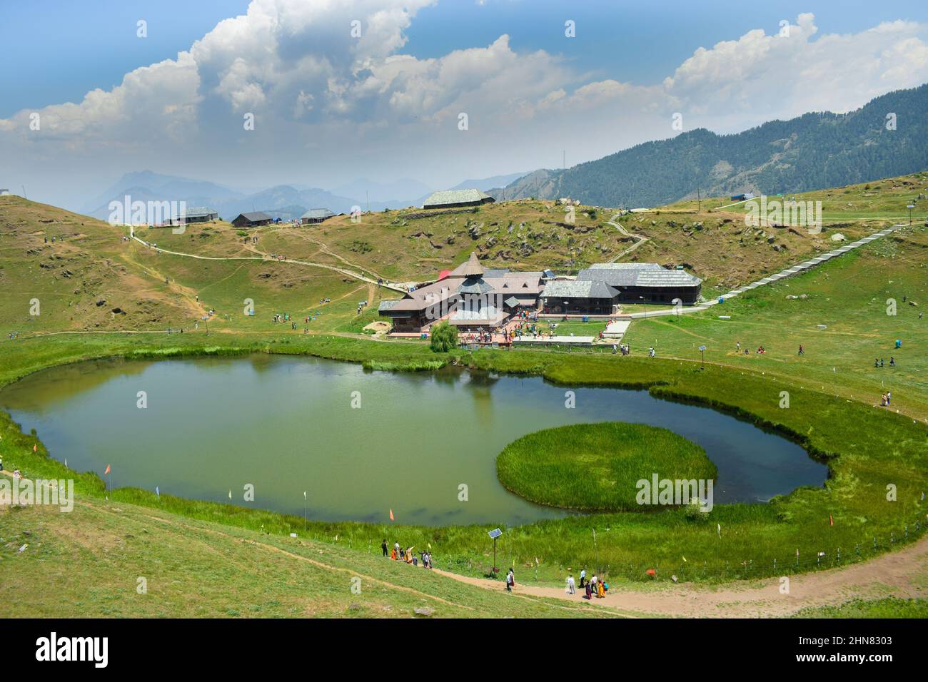 Die schönsten natürlichen Orte in Indien. Erstaunliche prashar rishi Tempel in himachal pradesh Stockfoto