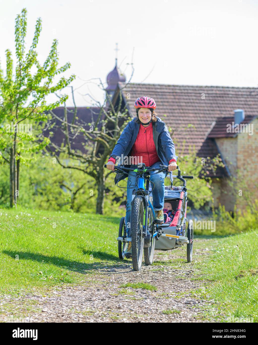 Familie Radfahren am Bodensee im Frühling Stockfotografie - Alamy