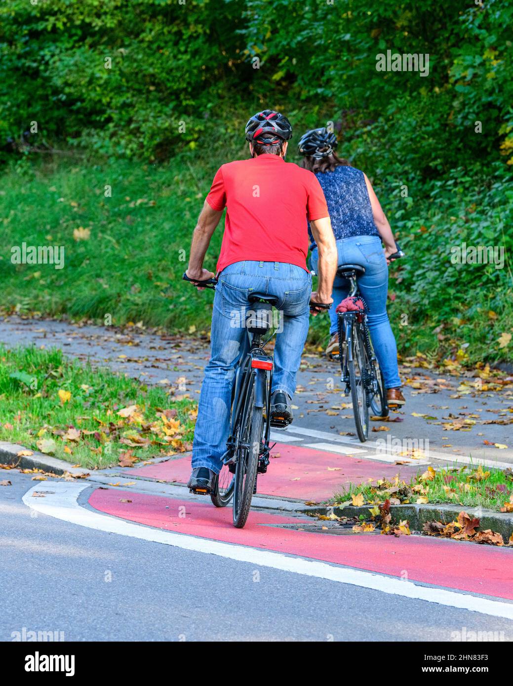 Radfahrer vom Radweg nach einem kombinierten Radfahren Straße und Fußweg mit Fußgängern Stockfoto