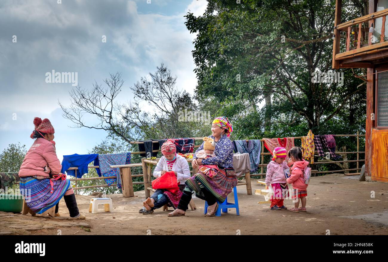 Hang Dong Commune, Provinz Son La, Vietnam, 14. Januar 2022: Szenen von Aktivitäten einer Familie aus einer ethnischen Minderheit von H'mong in Hang Dong Comm am frühen Morgen Stockfoto