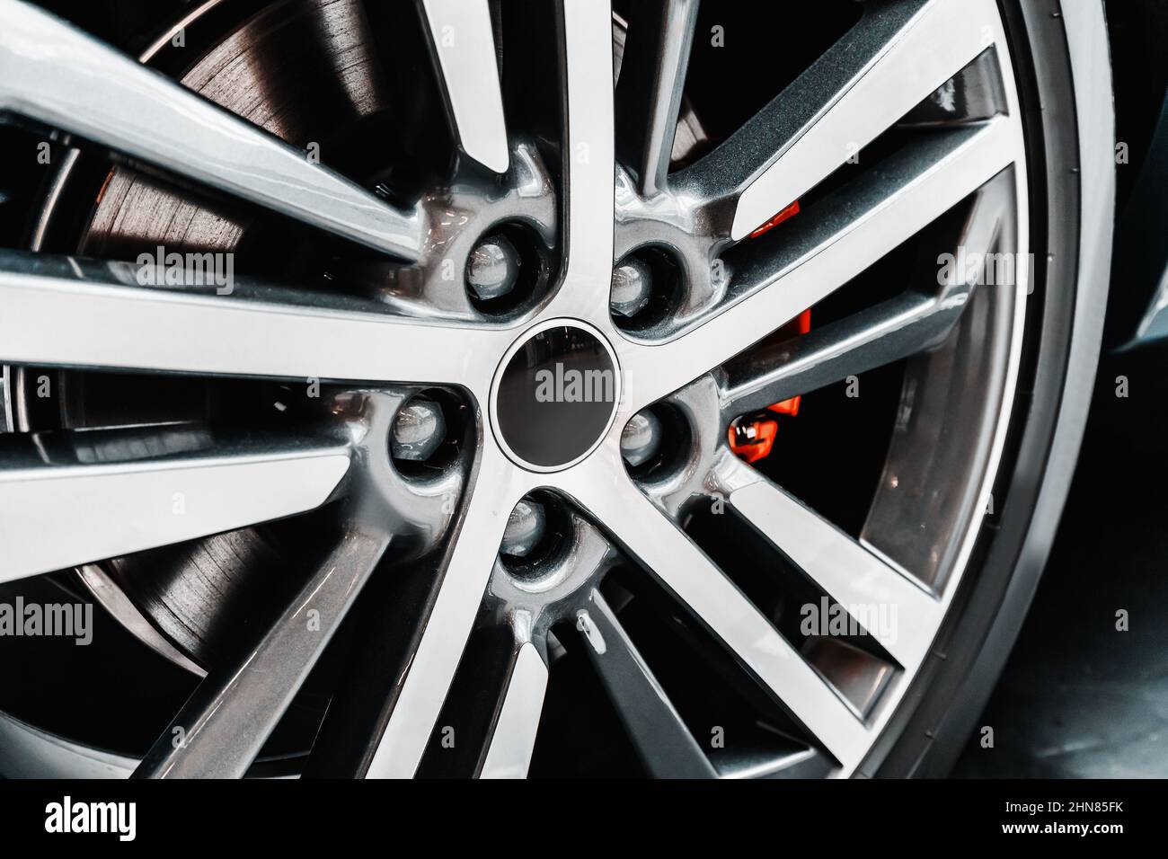 Reifen mit niedrigem Profil und Rad in einem luxuriösen und teuren Auto Stockfoto