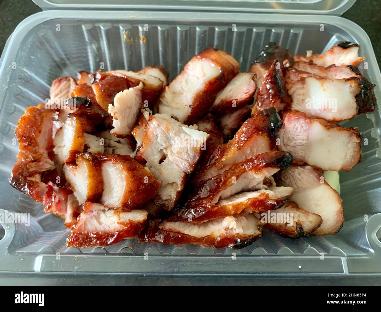 Nahaufnahme von süßem gebratenem Schweinefleisch zum Mitnehmen. Asiatisches Speisekonzept Stockfoto
