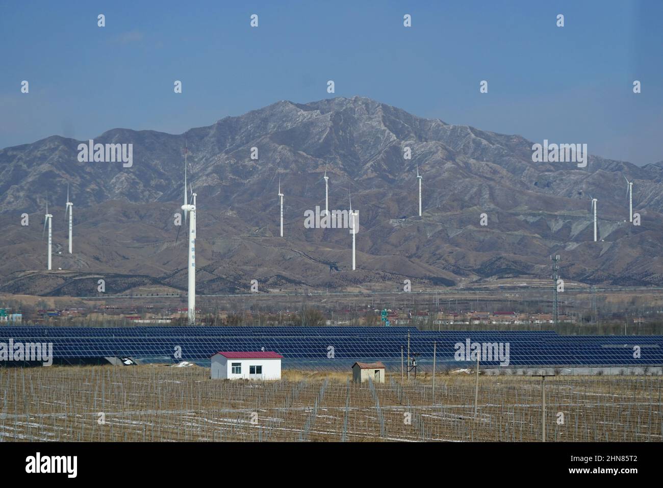 Eine szenische Ansicht der Windenergieanlagen von Bord des in Peking gebundenen Hochgeschwindigkeitszugs der Intercity-Eisenbahn während des 11. Tages der Olympischen Winterspiele 2022 in Peking in China. Bilddatum: Dienstag, 15. Februar 2022. Stockfoto