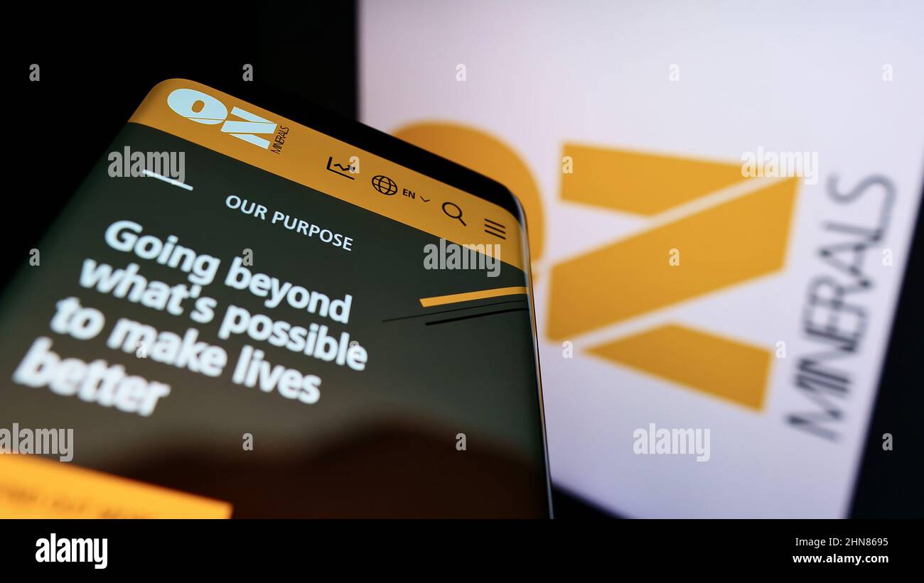 Mobiltelefon mit Webseite des australischen Bergbauunternehmens OZ Minerals Limited auf dem Bildschirm vor dem Logo. Konzentrieren Sie sich auf die obere linke Seite des Telefondisplays. Stockfoto