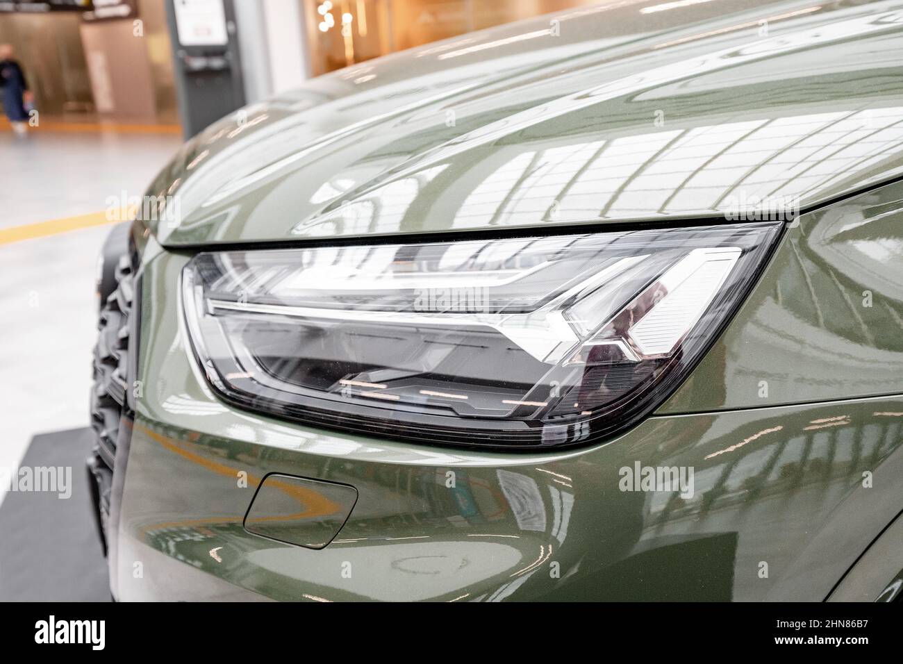 Der Scheinwerferteil des Autos ist glänzend und hat eine verchromte Karosserie Stockfoto