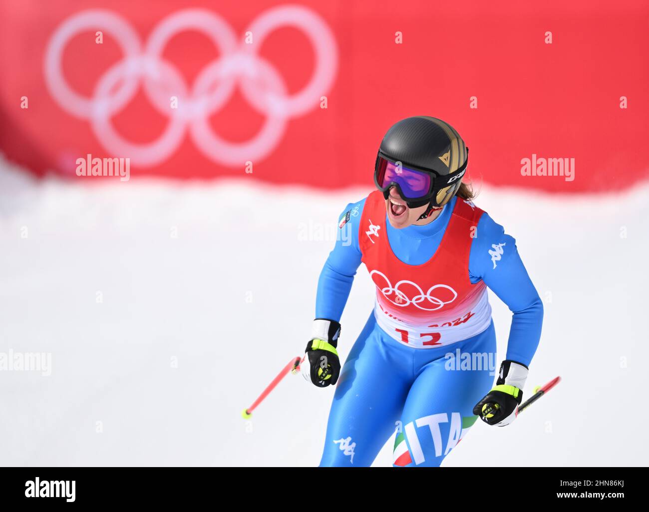 Sofia Goggia aus Italien reagiert am 11. Tag der Olympischen Winterspiele 2022 in Peking im Nationalen Alpinen Ski-Zentrum in Peking, China, im Ziel. Bilddatum: Dienstag, 15. Februar 2022. Stockfoto
