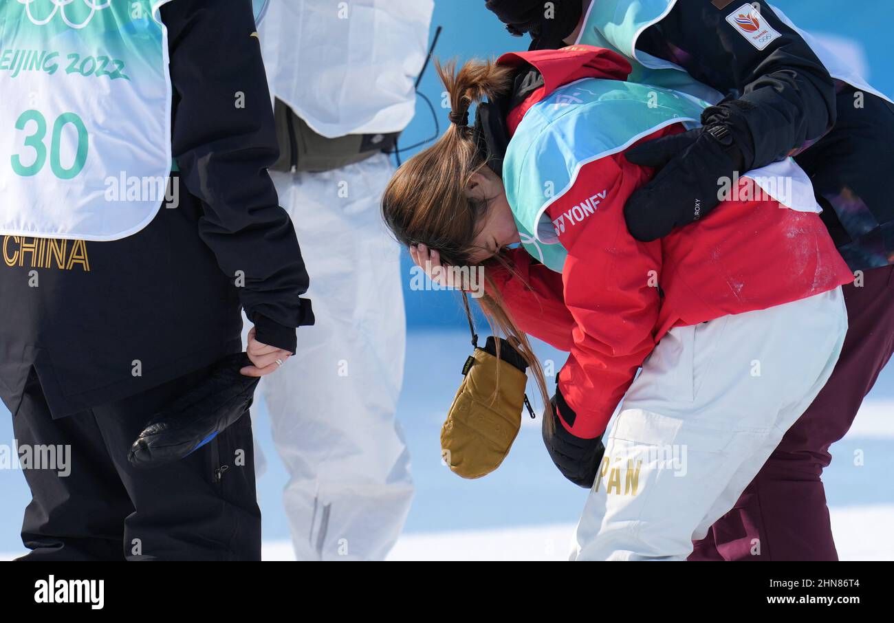 Peking, China. 15th. Februar 2022. Athleten trösten Iwabuchi Reira aus Japan beim Snowboard-Big-Air-Finale der Olympischen Winterspiele 2022 in Peking beim Big Air Shougang in Peking, der Hauptstadt Chinas, am 15. Februar 2022. Quelle: Li Yibo/Xinhua/Alamy Live News Stockfoto