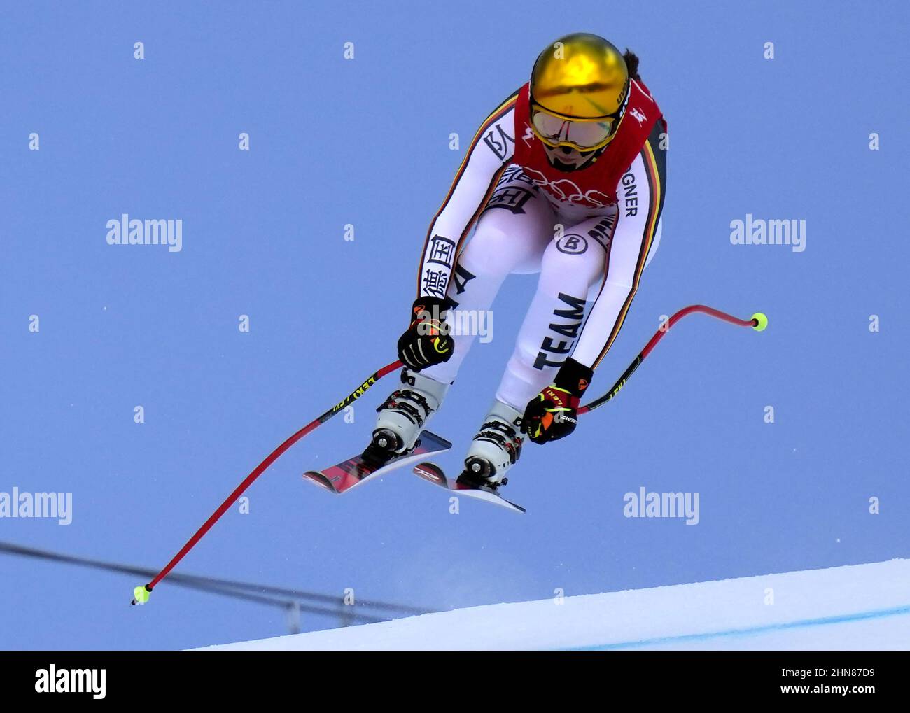 Peking, China. 15th. Februar 2022. Kira Weidle aus Deutschland fliegt über einen Sprung und belegt bei den Olympischen Winterspielen in Peking am Freitag, dem 15. Februar 2022, den vierten Platz in der Abfahrt der Frauen. Foto von Rick T. Wilking/UPI Kredit: UPI/Alamy Live News Stockfoto