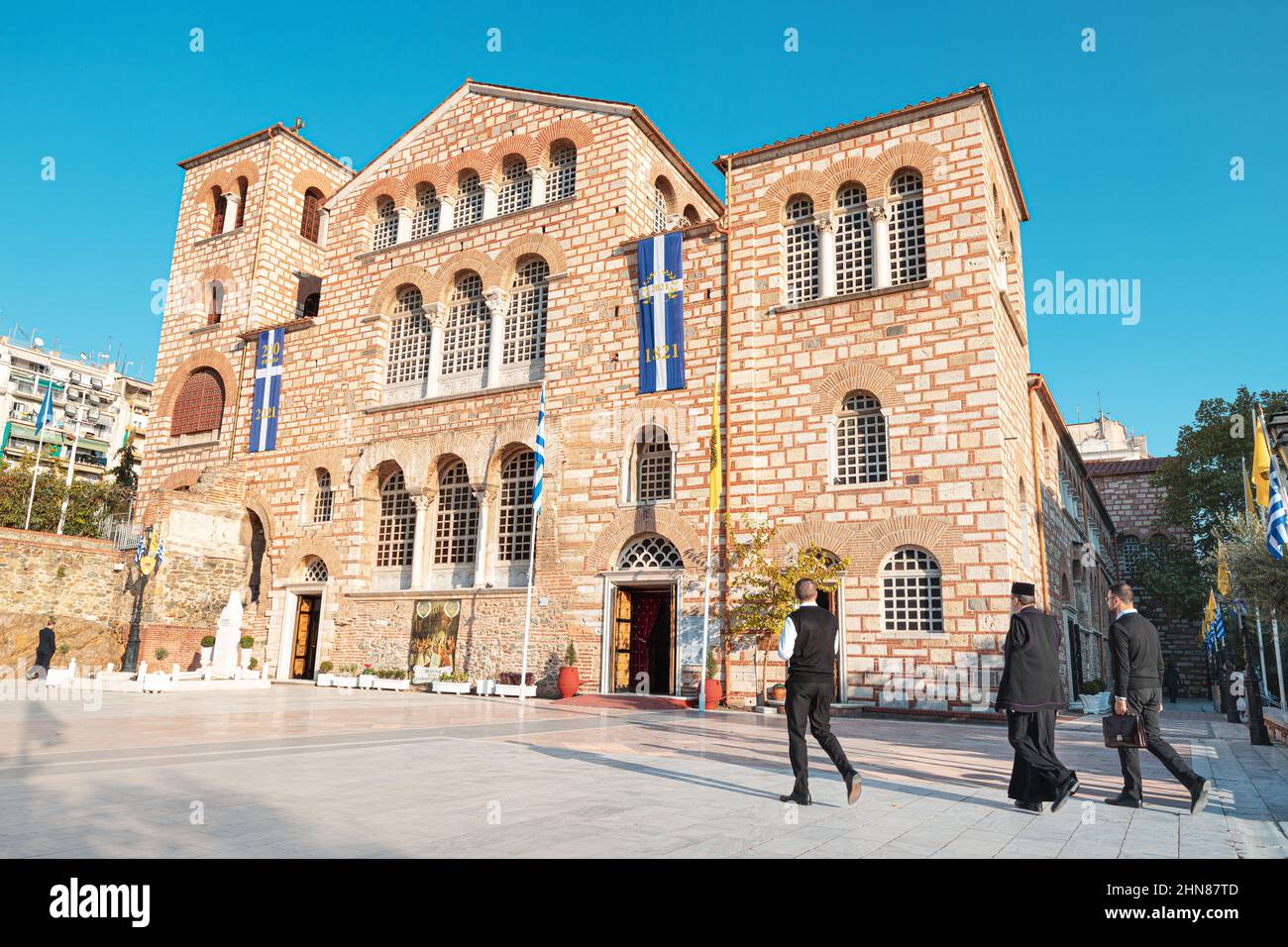21. Oktober 2021, Thessaloniki, Griechenland: Der Priester geht zum Eingang der majestätischen St. Demetrios Kirche Stockfoto