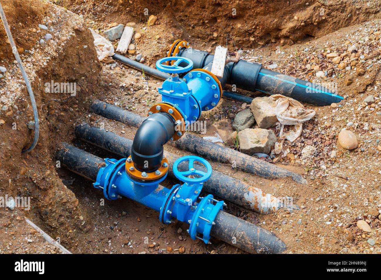 Ausgehobene Wasserleitungen für Reparatur und Austausch. Konzept der Sanitär-Industrie Stockfoto