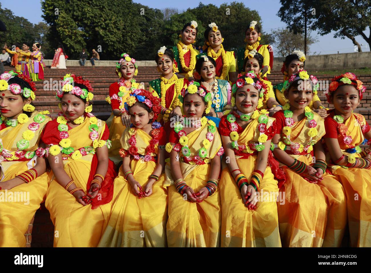 Künstler aus Bangladesch posieren für Fotos während der Feier des Pahela Falgun (Frühlingsfestes) in Dhaka, Bangladesch, am 14. Februar 2022. In Bangladesch ist Pahela Falgun mit bunten Feierlichkeiten gekennzeichnet und traditionell tragen Frauen gelbe Saris und Männer Panjabi, um diesen Tag zu feiern. Die Feier von Pahela Falgun ist als Bosonto Utsob bekannt. Foto von Suvra Kanti das/ABACAPRESS.COM Stockfoto