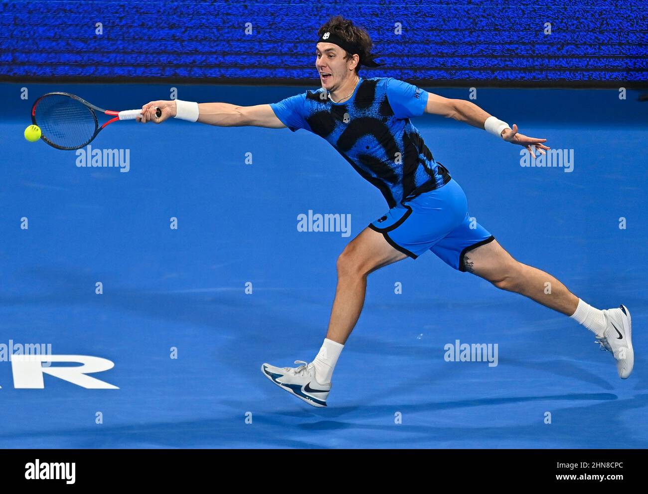 Doha, Katar. 14th. Februar 2022. Der weißrussische Egor Gerasimov gibt den Ball an Dan Evans aus Großbritannien während der ersten Runde des ATP Qatar Open Tennis-Spiels in Doha, der Hauptstadt von Katar, am 14. Februar 2022 zurück. Kredit: Nikku/Xinhua/Alamy Live Nachrichten Stockfoto