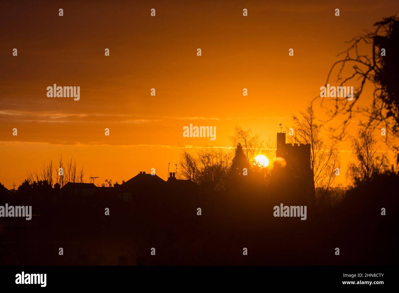 Kent, Großbritannien. 15th. Februar 2022. UK Wetter, Rainham,Kent,UK, 15th Feb 2022 Sonnenaufgang über der St. Margarets Parish Church, Rainham, Kent, UK. Kredit: Windmill Images/Alamy Live Nachrichten Stockfoto