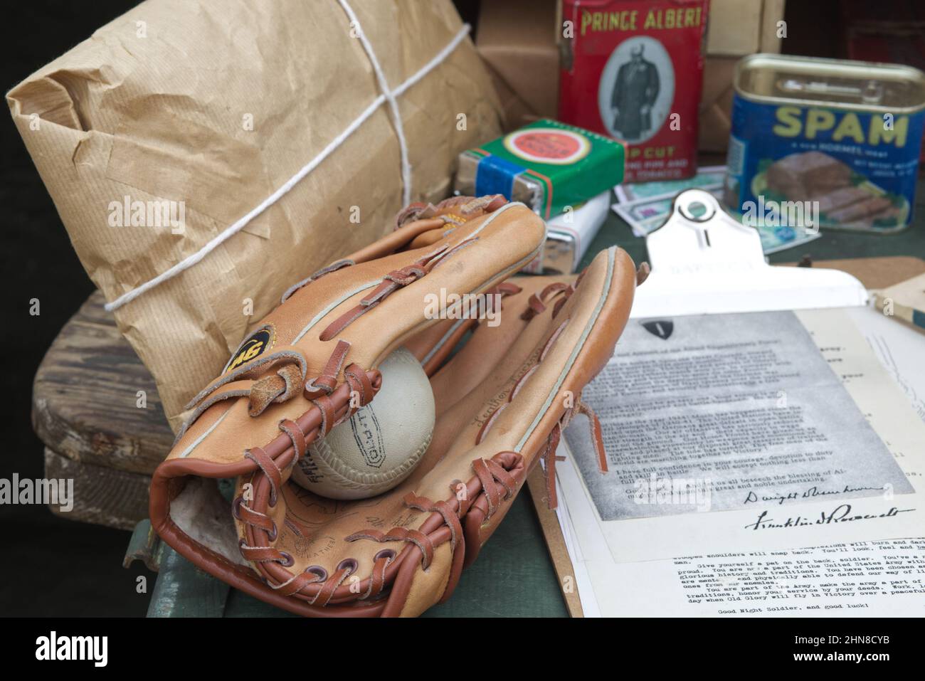 Unterzeichnetes Dokument im Weltkrieg 11 von Franklin Delano Roosevelt und Dwight D. Eisenhower, Baseballhandschuh und Ball Stockfoto