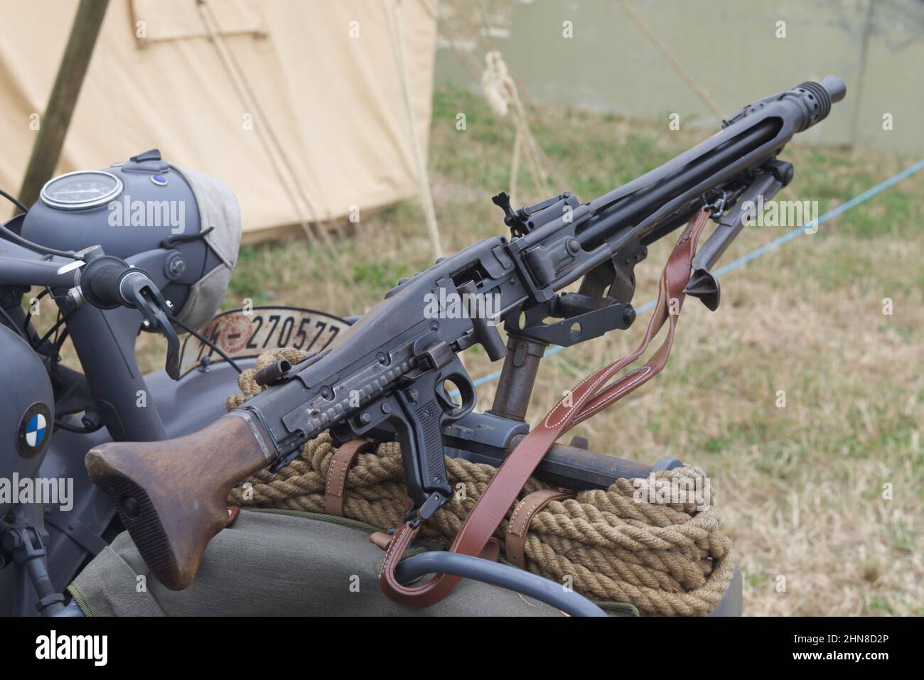 Maschinengewehr der deutschen Armee, Wehrmacht MG-42 montiert auf Einem BMW Motorrad Stockfoto