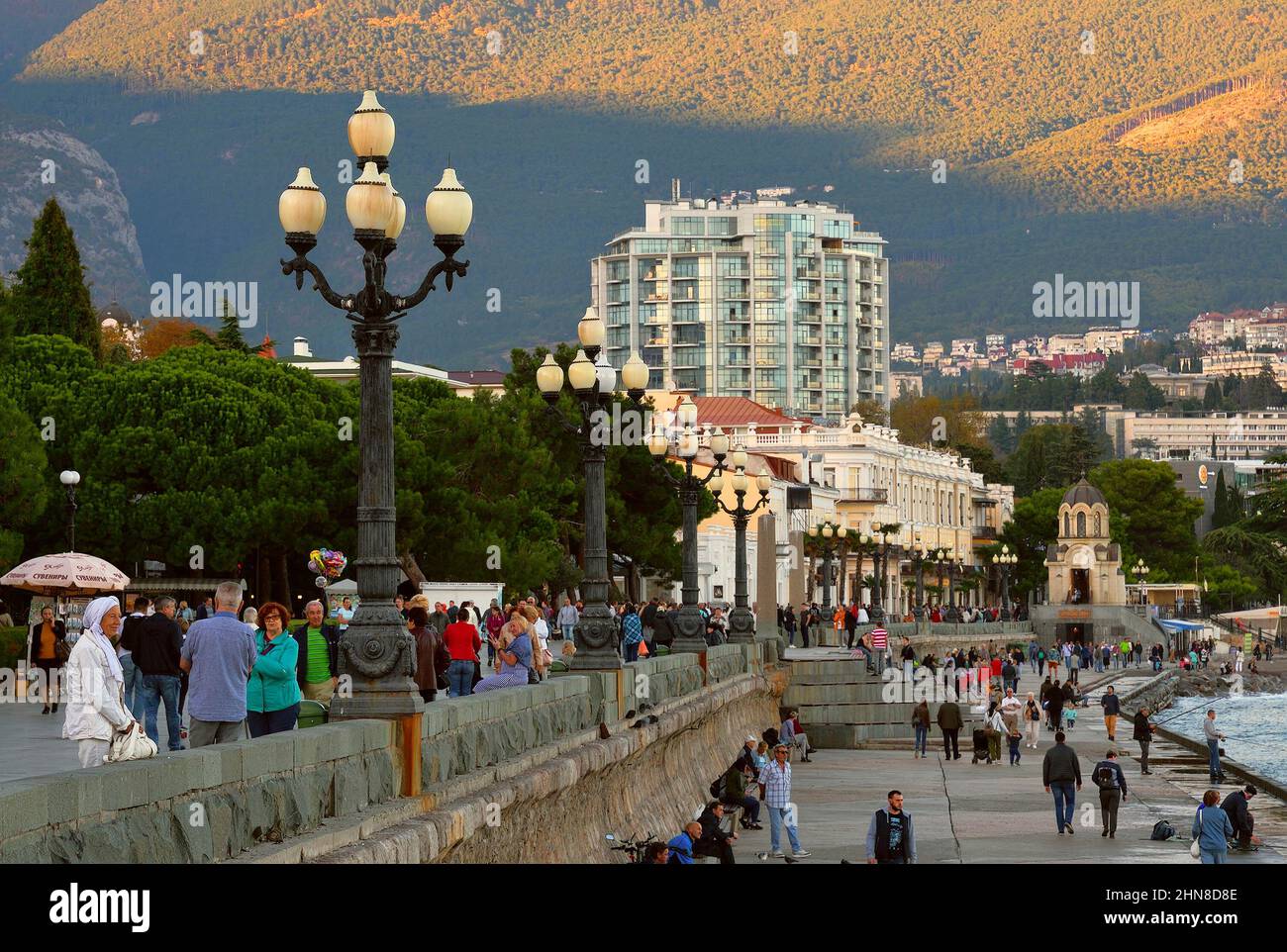 Jalta, Krim, Russland-05.05.2019: Urlauber gehen entlang der Hauptpromenade von Jalta-der Hauptstadt der Südküste der Krim. Touristenattraktion, Stockfoto