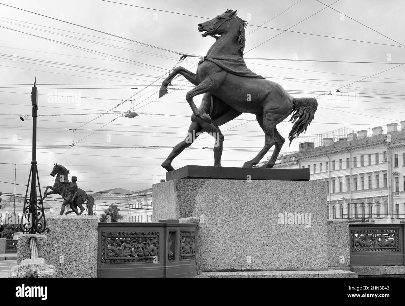 St. Petersburg, Russland, 09.02.2020: Prächtige Skulpturen "die Zähmung des Pferdes durch den Menschen" auf den Granitsäulen der Brücke, die Kunst der Classicis Stockfoto
