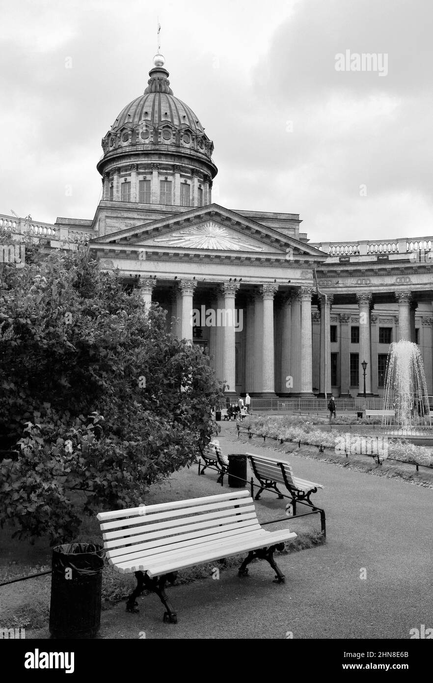 Sankt Petersburg, Russland-01.09.2020: Zentraler Portikus der Kasaner Kathedrale. Denkmal der klassizistischen Architektur des XIX Jahrhunderts. Steinsäulen, Hi Stockfoto