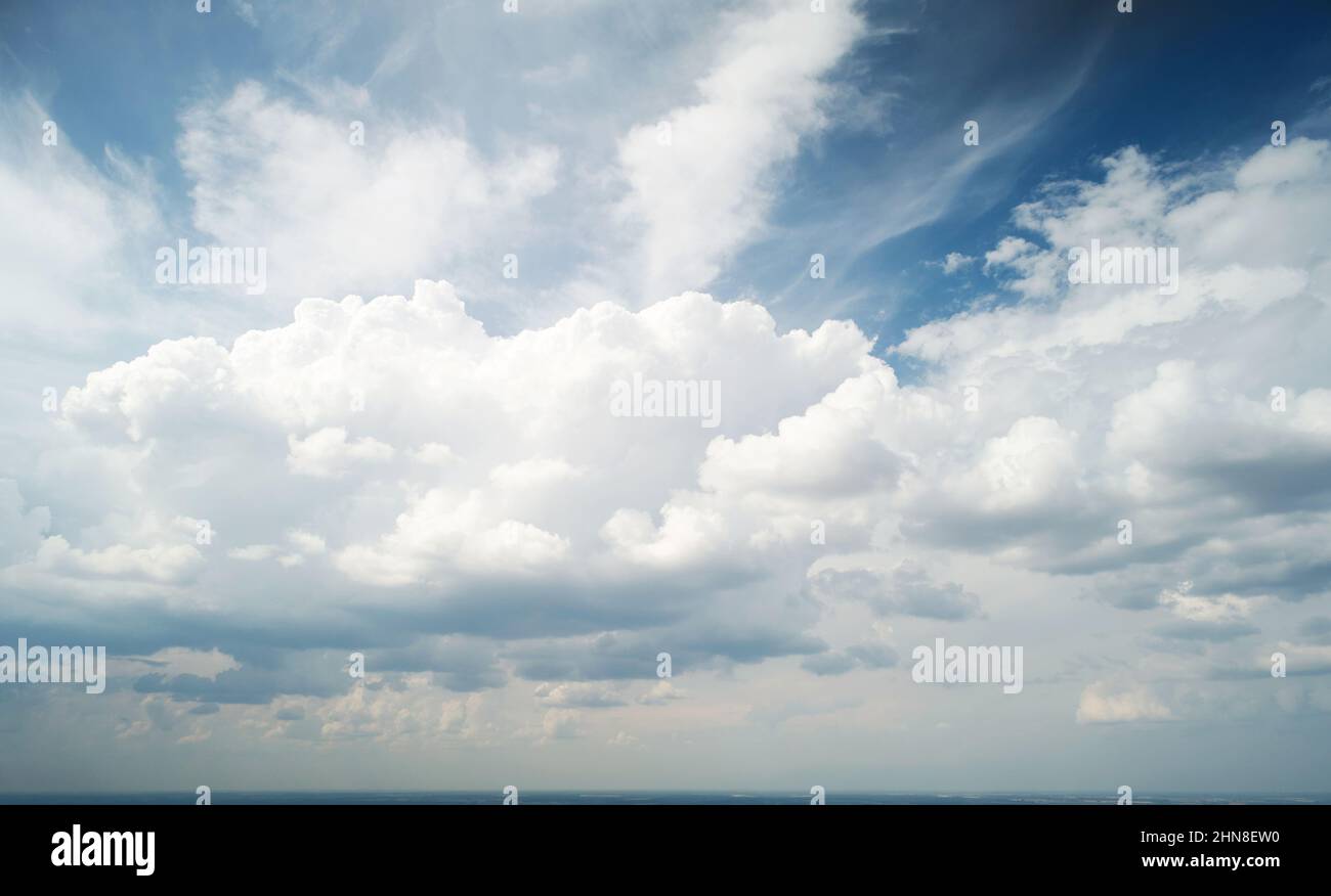 Große weiße Wolke auf blauem Himmel Hintergrund. Panoramablick auf den Himmel Stockfoto