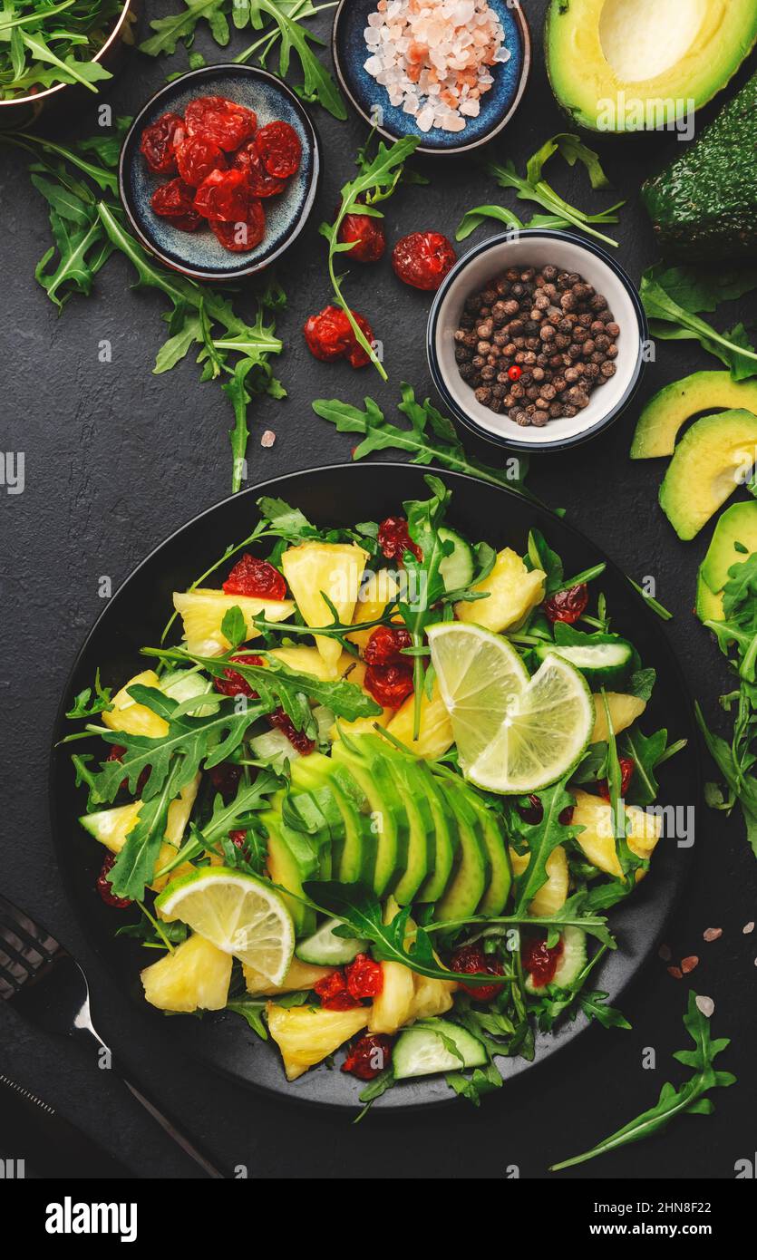 Veganer vegetarischer Salat mit Ananas, Rucola, Avocado und ...