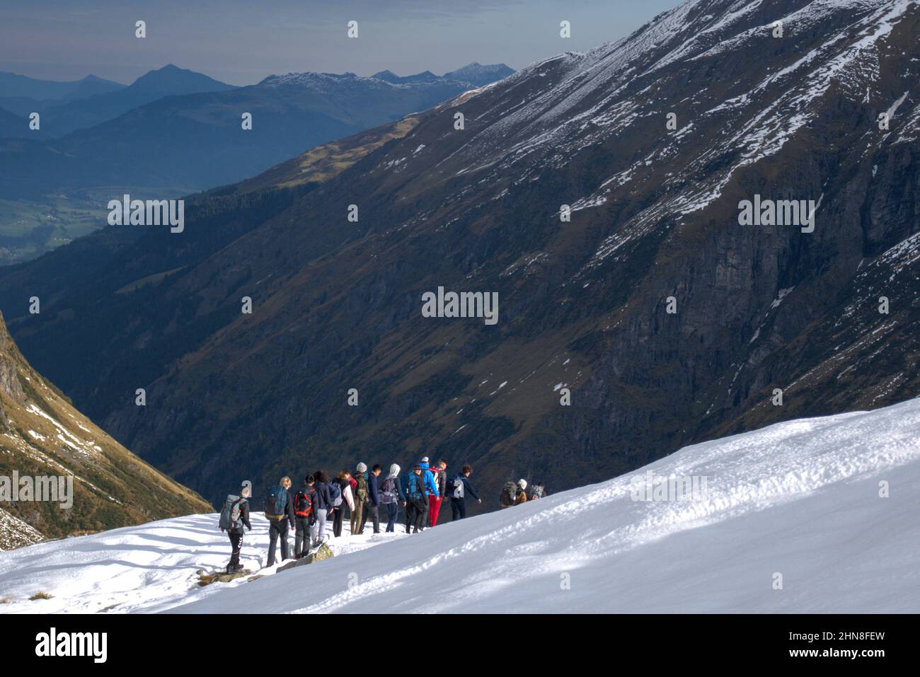 Wanderer in verschneiten Berglandschaften im Nationalpark hohe Tauern in Tirol, Österreich Stockfoto