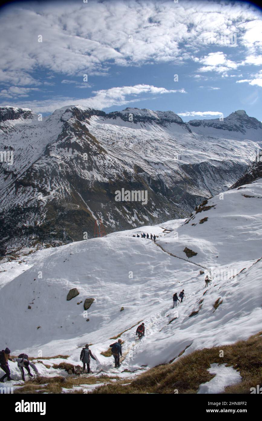 Wanderer in verschneiten Berglandschaften im Nationalpark hohe Tauern in Tirol, Österreich Stockfoto