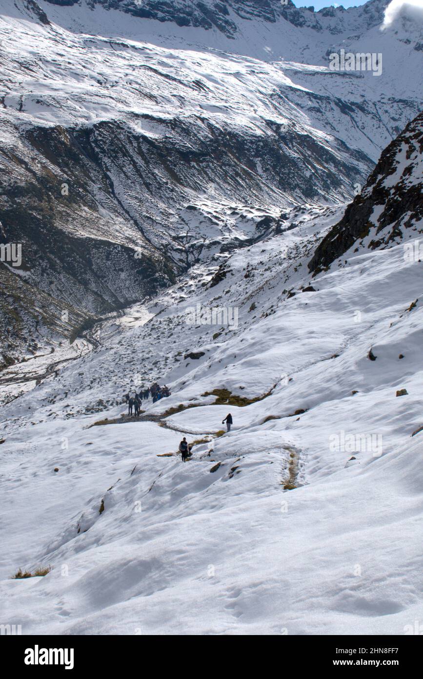 Wanderer in verschneiten Berglandschaften im Nationalpark hohe Tauern in Tirol, Österreich Stockfoto