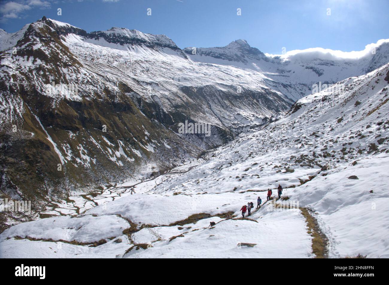 Wanderer in verschneiten Berglandschaften im Nationalpark hohe Tauern in Tirol, Österreich Stockfoto