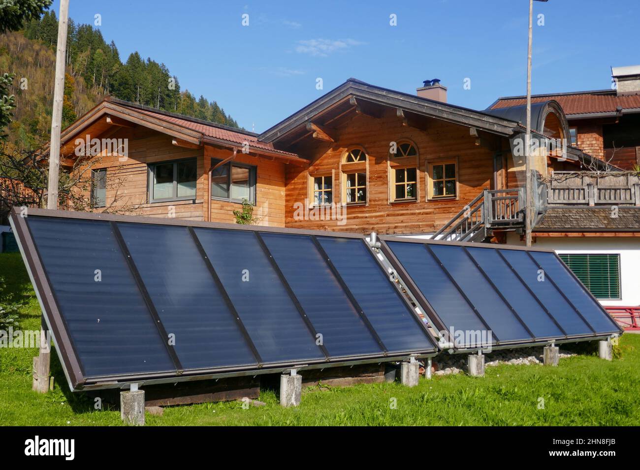 Sonnentafeln und Holzfarm und -Häuser in Tirol, Österreich Stockfoto