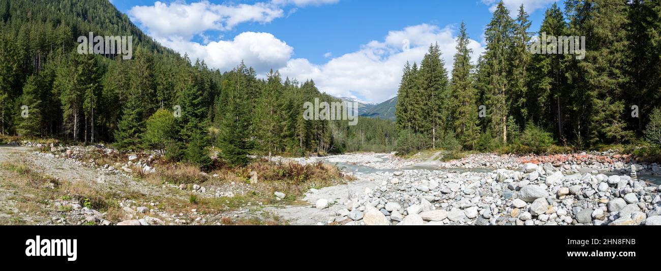 Bergblick mit Flussbett und Felsen im Nationalpark hohe Tauern in Tirol, Österreich Stockfoto