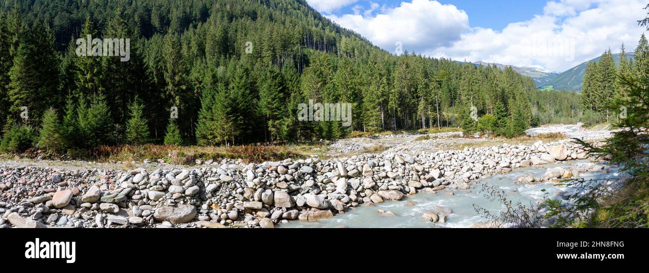 Bergblick mit Flussbett und Felsen im Nationalpark hohe Tauern in Tirol, Österreich Stockfoto